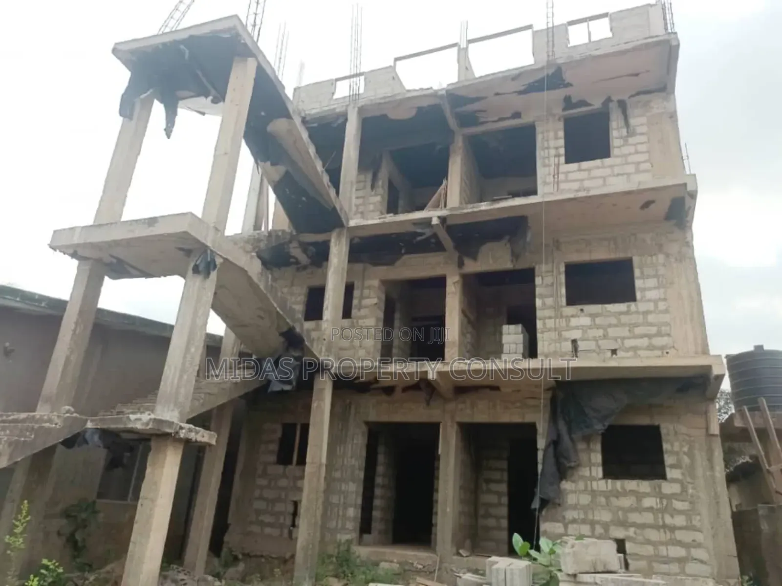 8bdrm Apartment in School Junction, Ashaley Botwe for sale