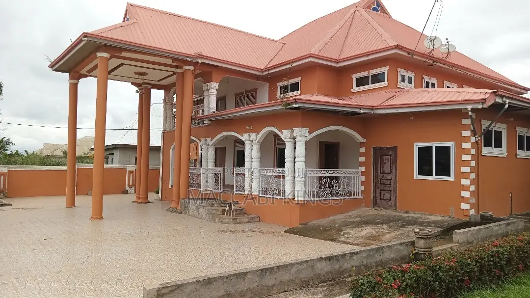 A 7 Bedrooms With an Extra Boys Quarters House