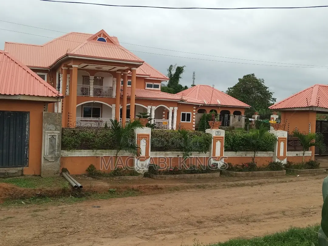A 7 Bedrooms With an Extra Boys Quarters House