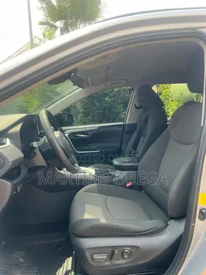 Toyota RAV4 XLE 2021 Silver