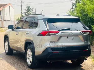 Toyota RAV4 XLE 2021 Silver