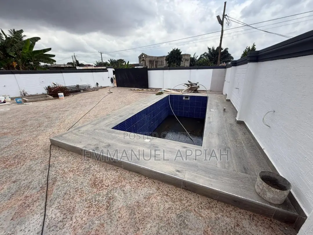 5bdrm House in Adenta Snnit for sale
