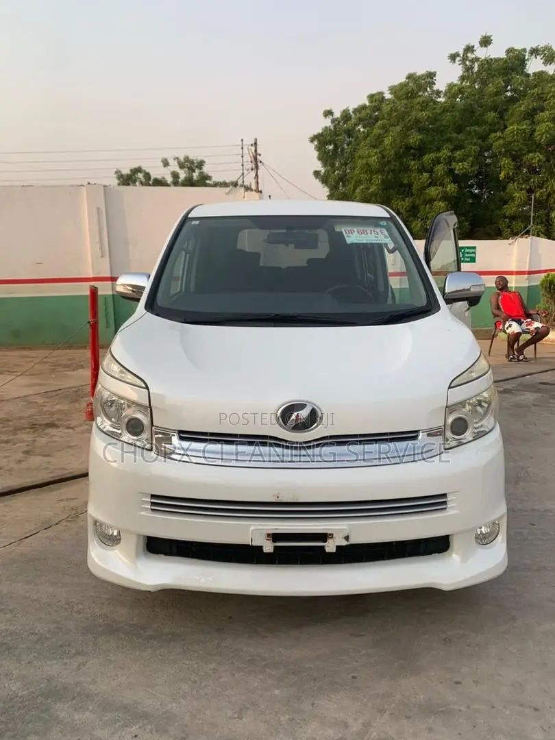 Toyota Voxy 2010 White