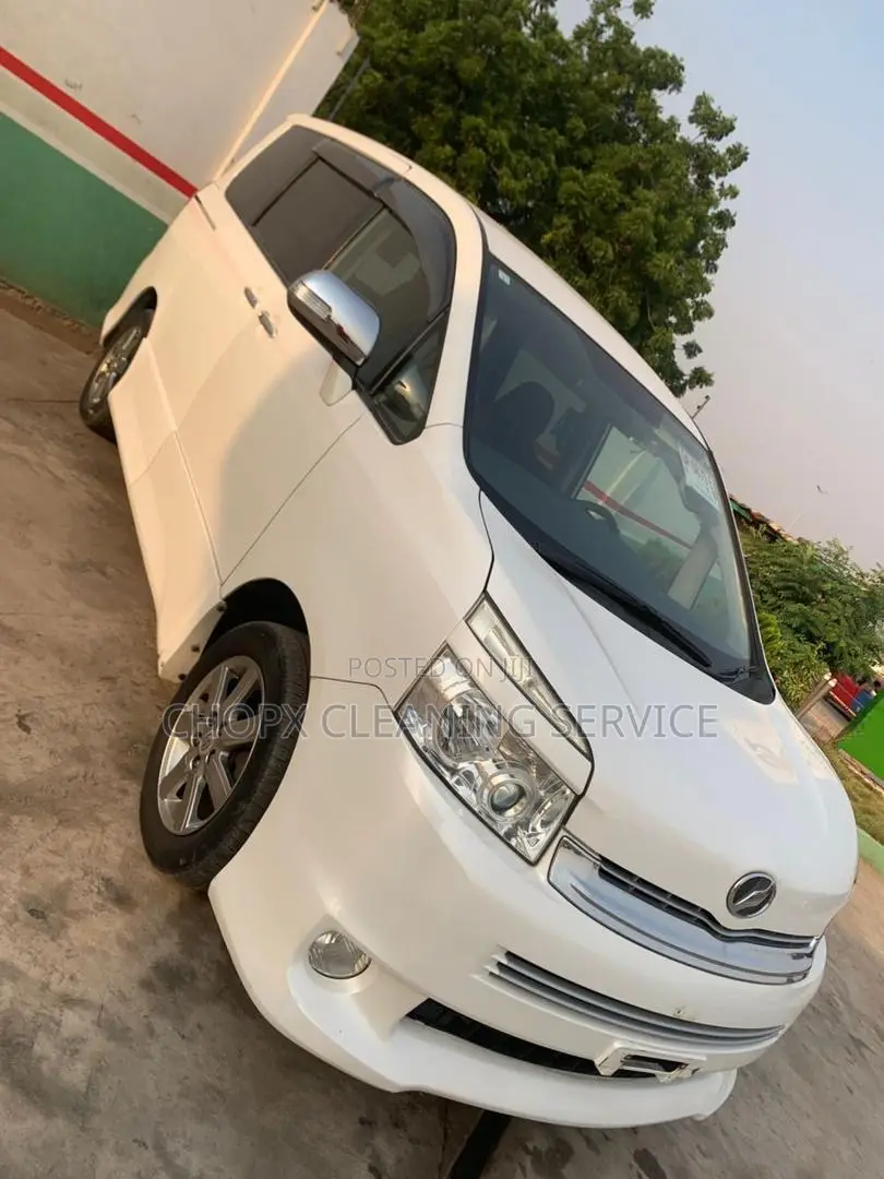 Toyota Voxy 2010 White