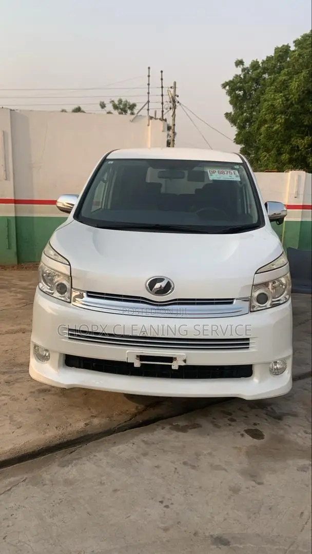 Toyota Voxy 2010 White