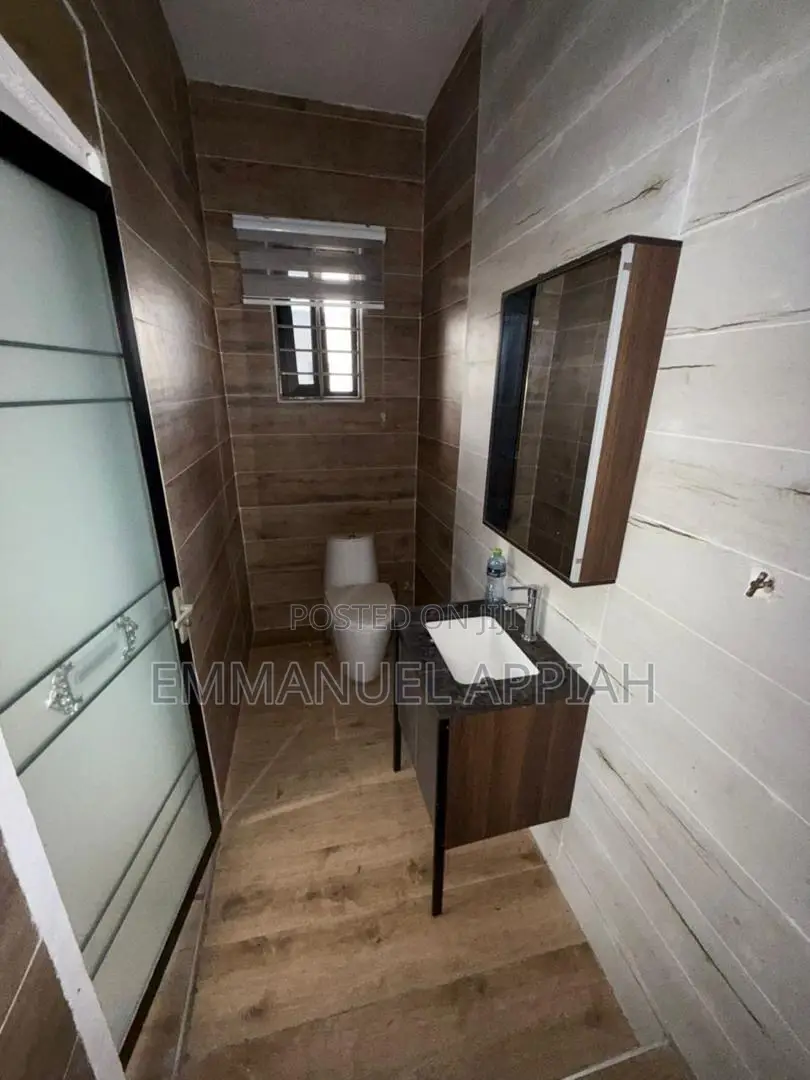 3bdrm House in Ashorman Estate, Accra Metropolitan for sale