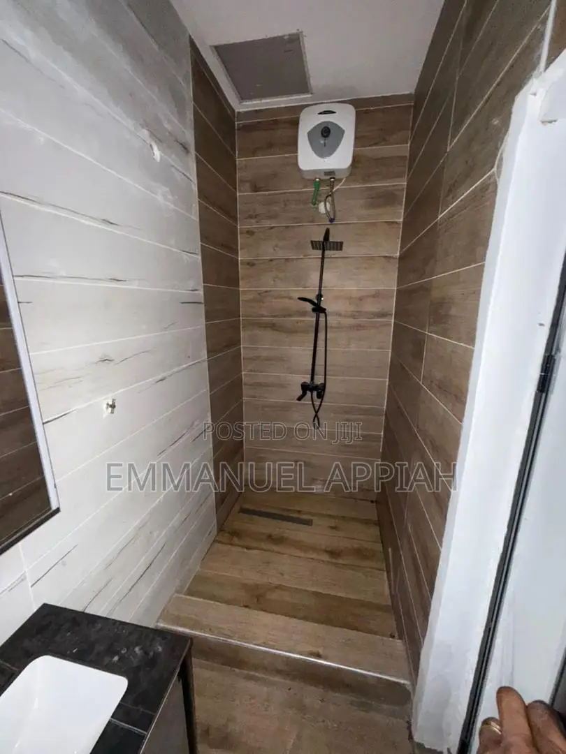 3bdrm House in Ashorman Estate, Accra Metropolitan for sale