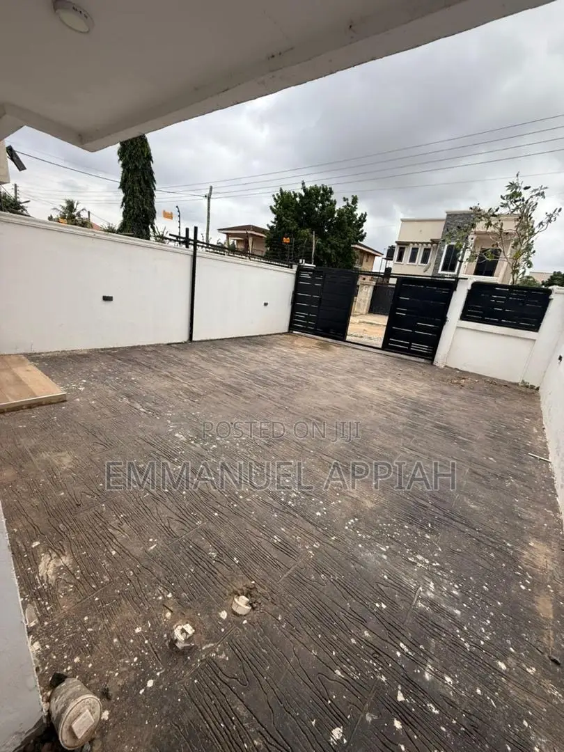 3bdrm House in Ashorman Estate, Accra Metropolitan for sale