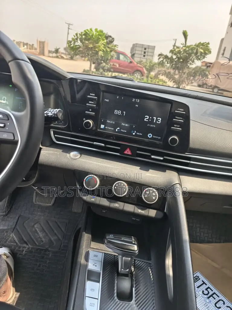 Hyundai Elantra SEL 2024 White