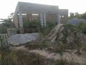 4 Bedrooms Uncompleted Building