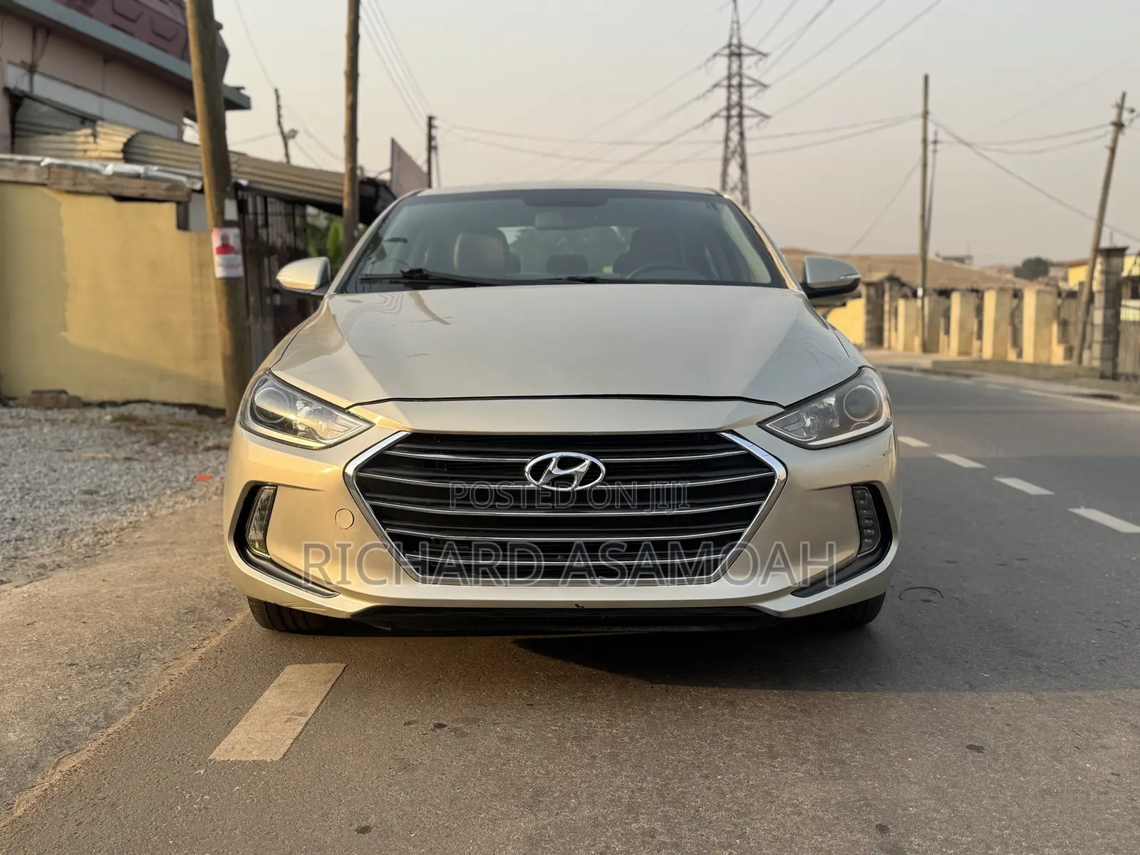 Hyundai Elantra Limited Sedan FWD (2.0L 4cyl 6A) 2017 Gold