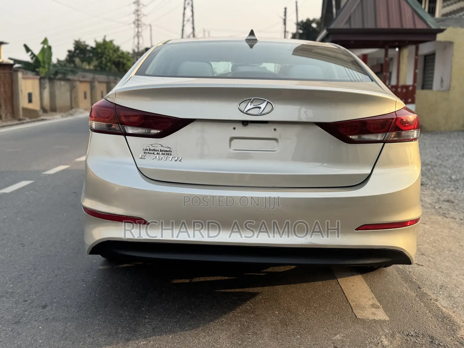 Hyundai Elantra Limited Sedan FWD (2.0L 4cyl 6A) 2017 Gold