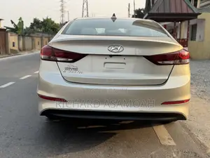 Hyundai Elantra Limited Sedan FWD (2.0L 4cyl 6A) 2017 Gold