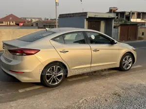 Hyundai Elantra Limited Sedan FWD (2.0L 4cyl 6A) 2017 Gold