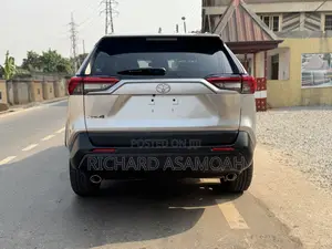Toyota RAV4 XLE Premium AWD 2019 Silver