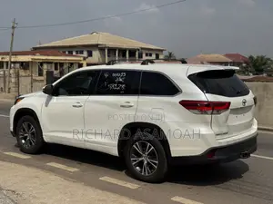 Toyota Highlander LE 4x4 V6 (3.5L 6cyl 8A) 2018 White
