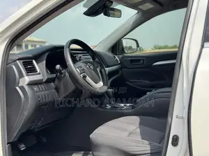 Toyota Highlander LE 4x4 V6 (3.5L 6cyl 8A) 2018 White