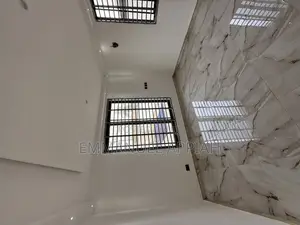 5bdrm House in Adenta Snnit for sale