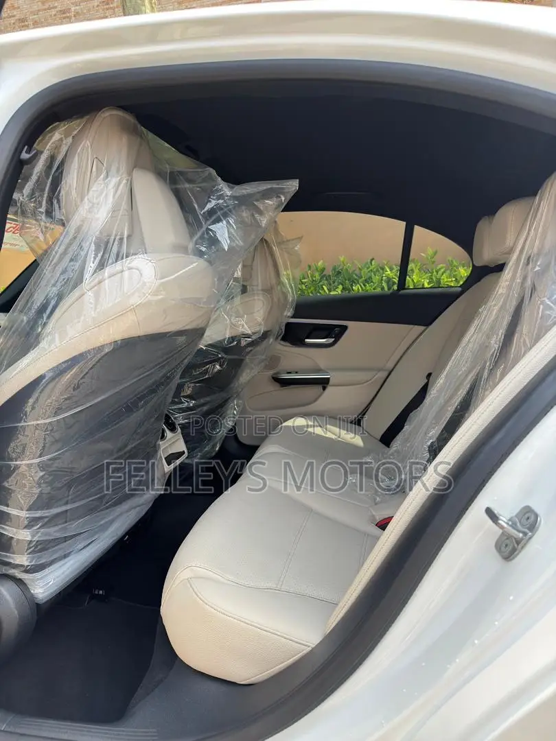 Mercedes-Benz C300 2025 White