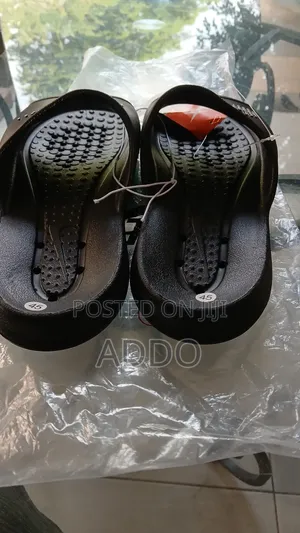 Nike Benassi "Dot Swoosh" Slides