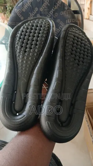 Nike Benassi "Dot Swoosh" Slides