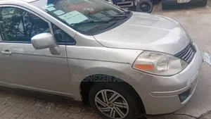 Nissan Versa 2010 Silver
