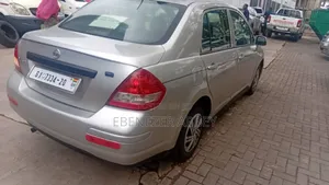 Nissan Versa 2010 Silver