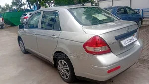 Nissan Versa 2010 Silver