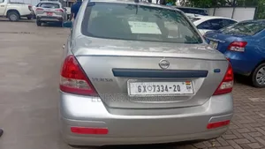 Nissan Versa 2010 Silver