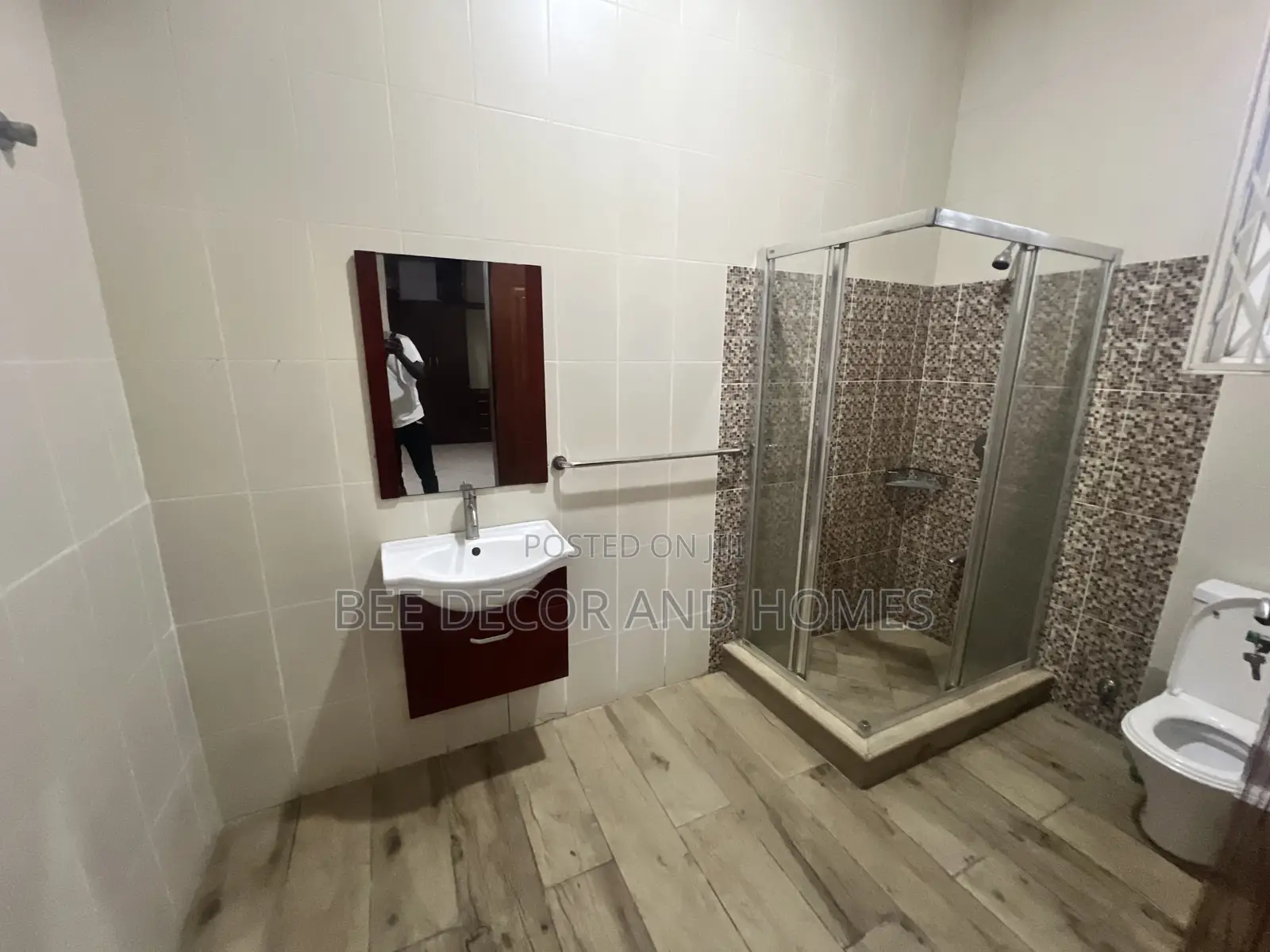 4bdrm Mansion in Bee Decor & Homes, West Legon for rent
