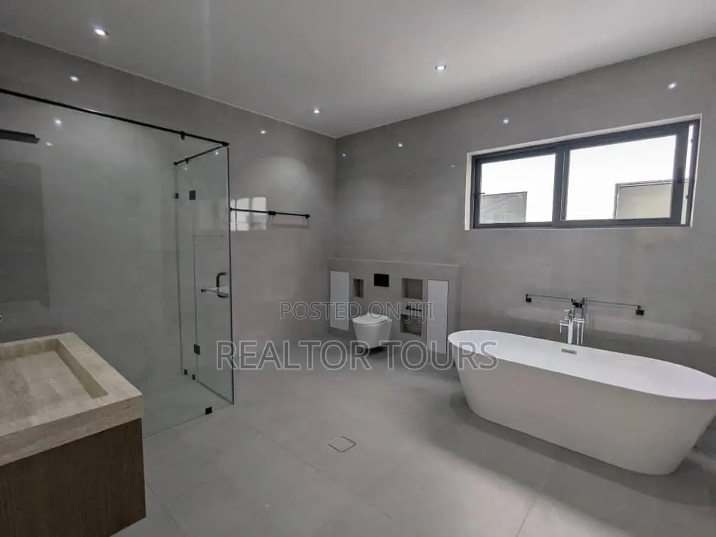 4bdrm Townhouse / Terrace in Cantonments for rent