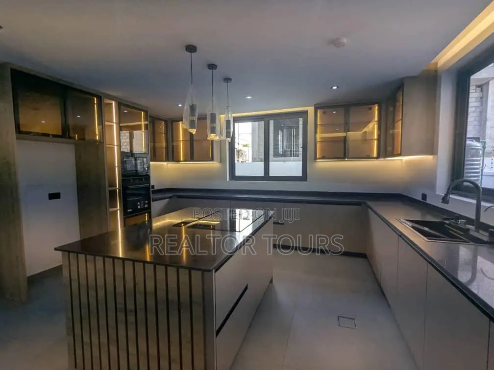 4bdrm Townhouse / Terrace in Cantonments for rent