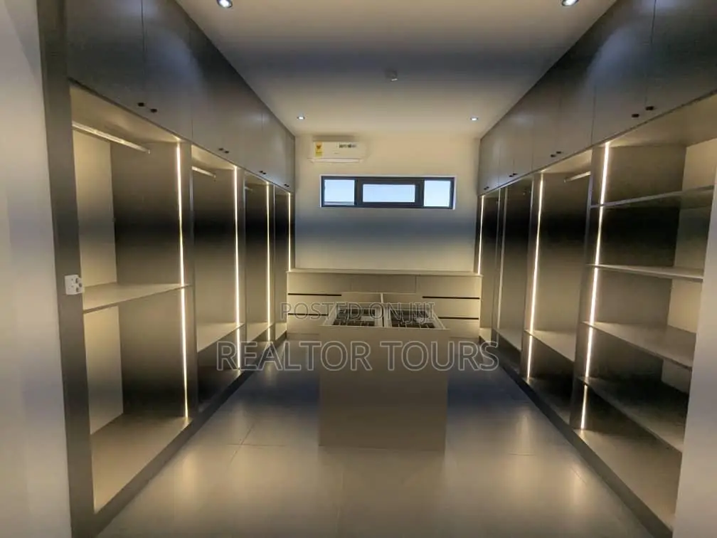 4bdrm Townhouse / Terrace in Cantonments for rent