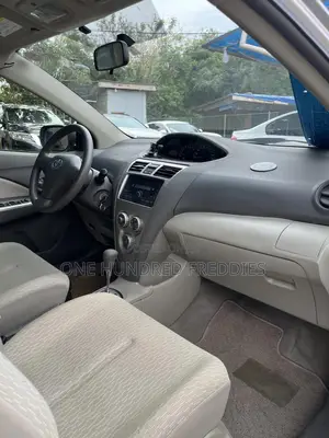 Toyota Belta 2010 Silver