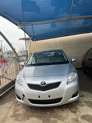 Toyota Belta 2010 Silver