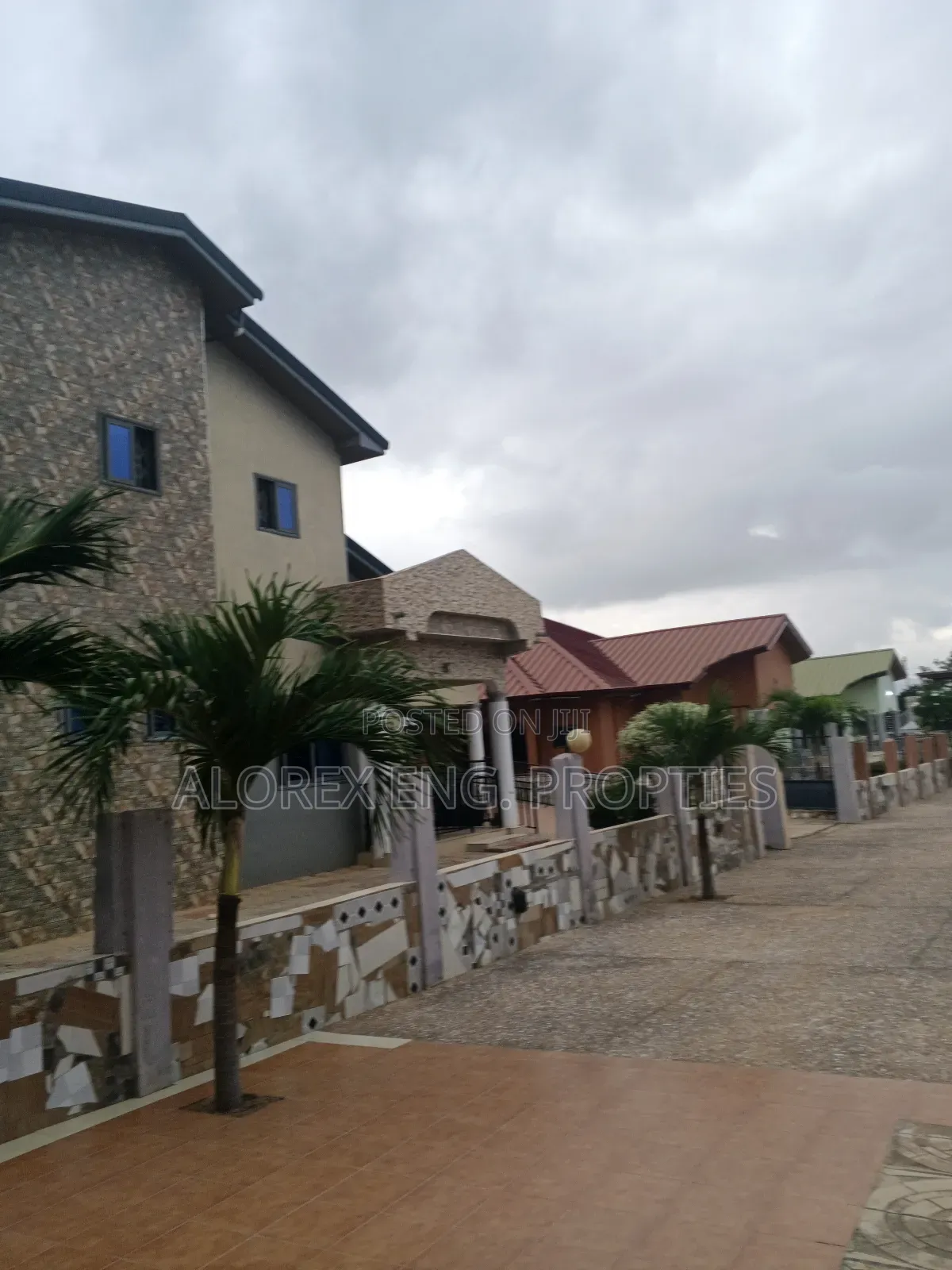 5bdrm Duplex in Gated Community, Oyarifa for rent