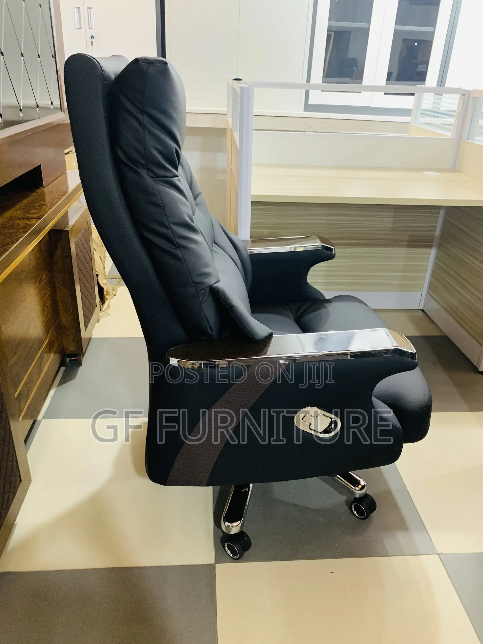 Executive Office Chair With a Retractable Footrest