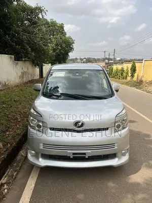 Toyota Voxy 2009 Silver