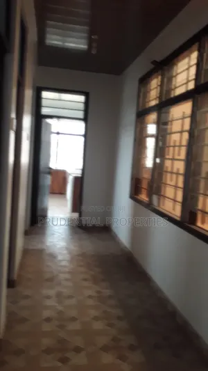 8bdrm House in North Legon for sale