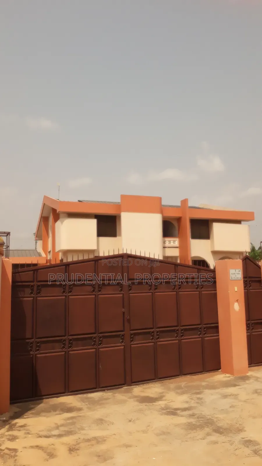8bdrm House in North Legon for sale