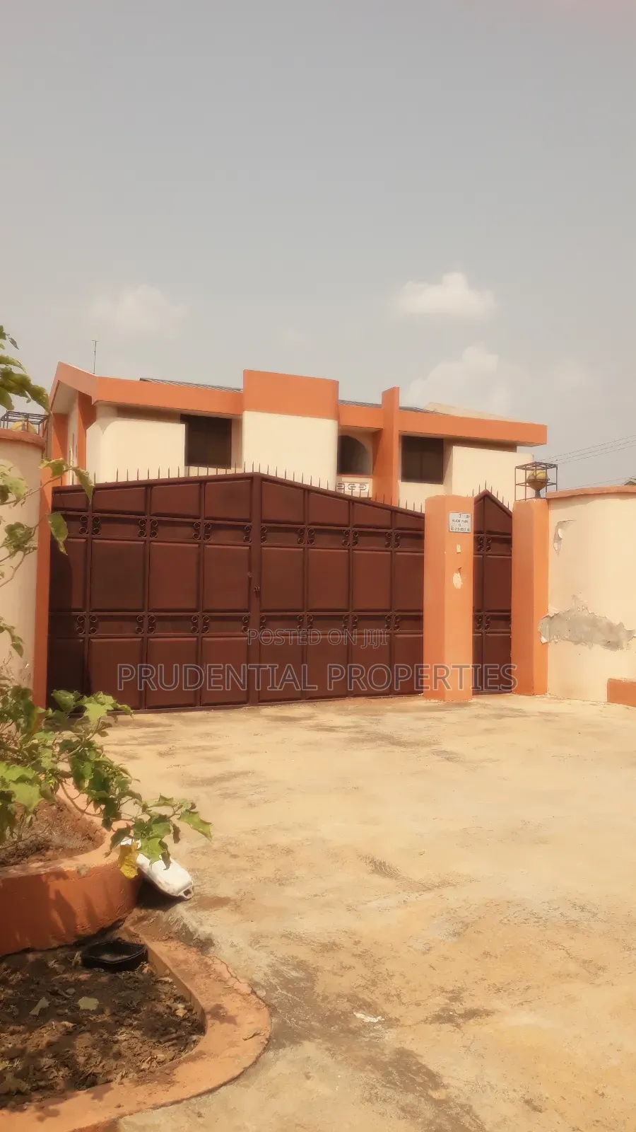 8bdrm House in North Legon for sale