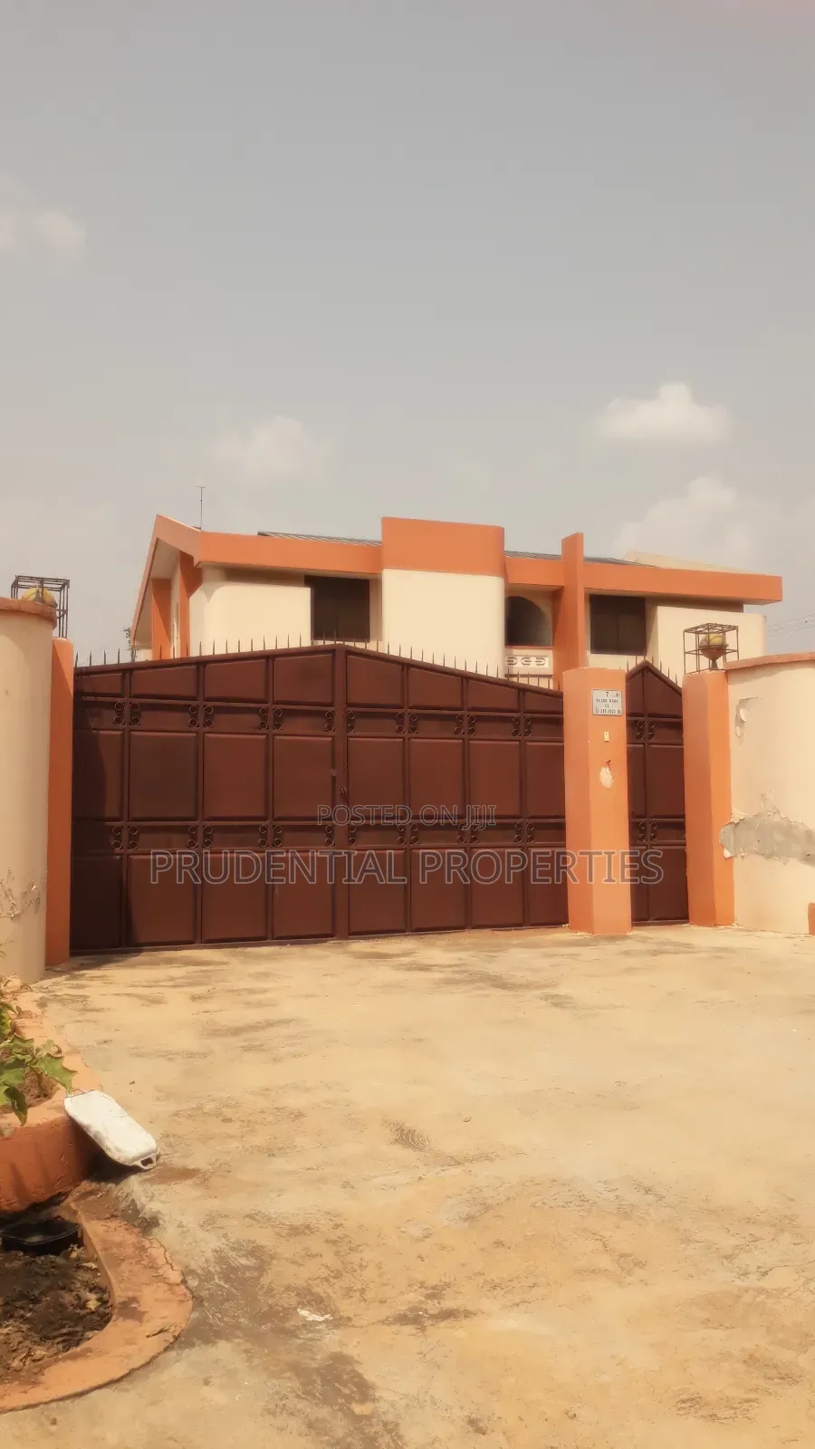 8bdrm House in North Legon for sale