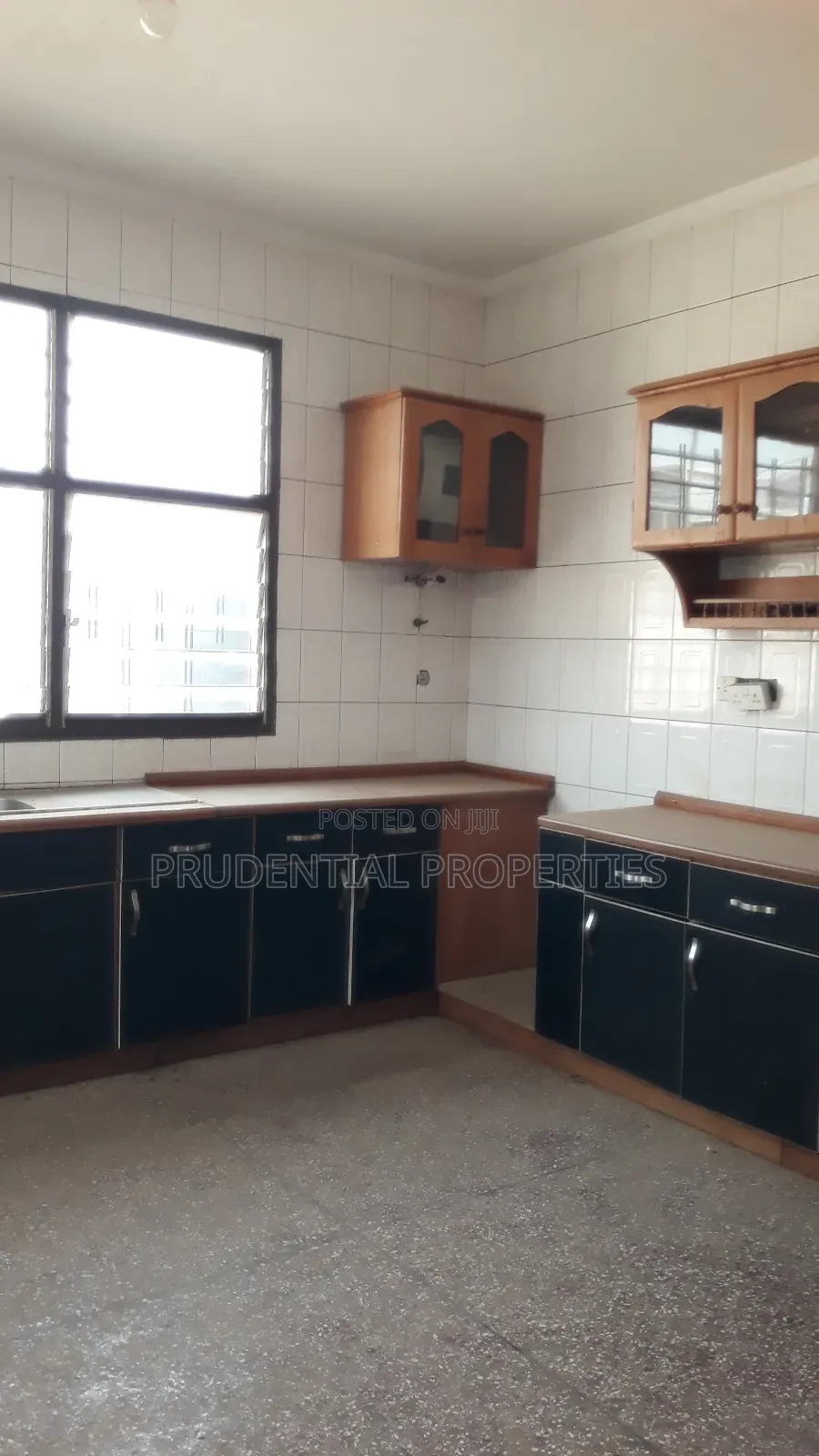 8bdrm House in North Legon for sale
