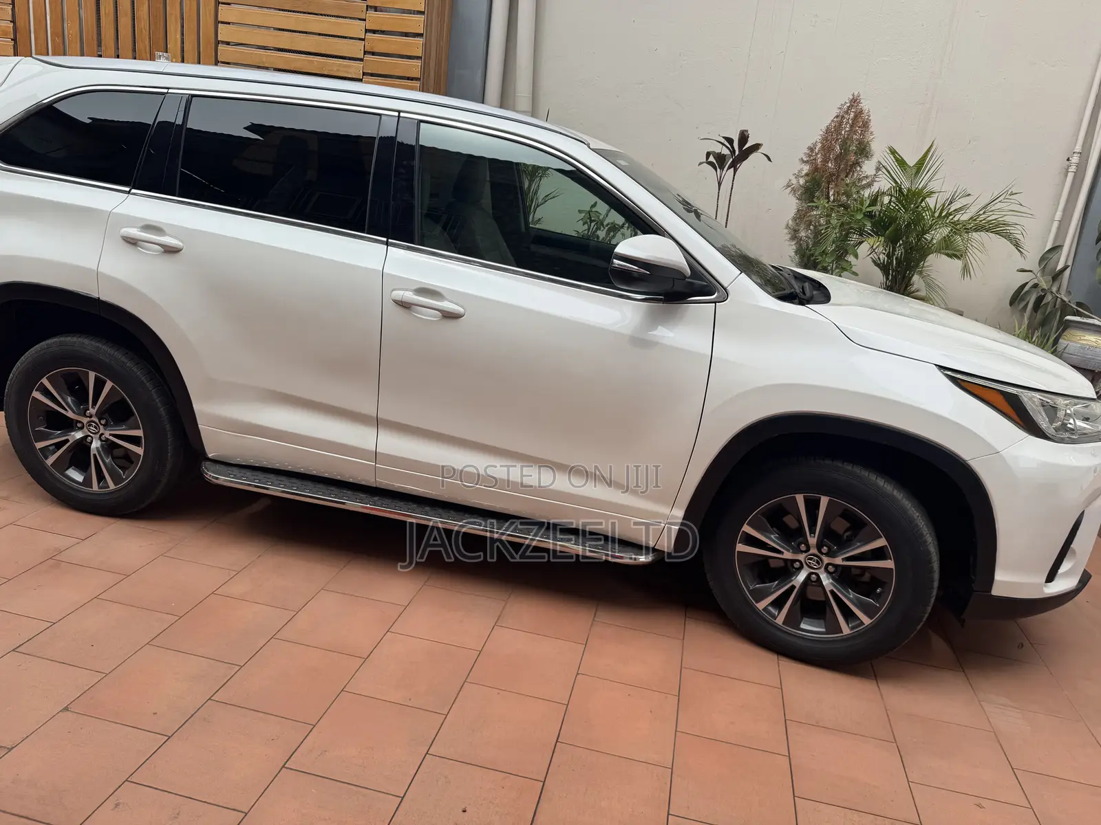 Toyota Highlander LE 4x2 (2.7L 4cyl 6A) 2018 White