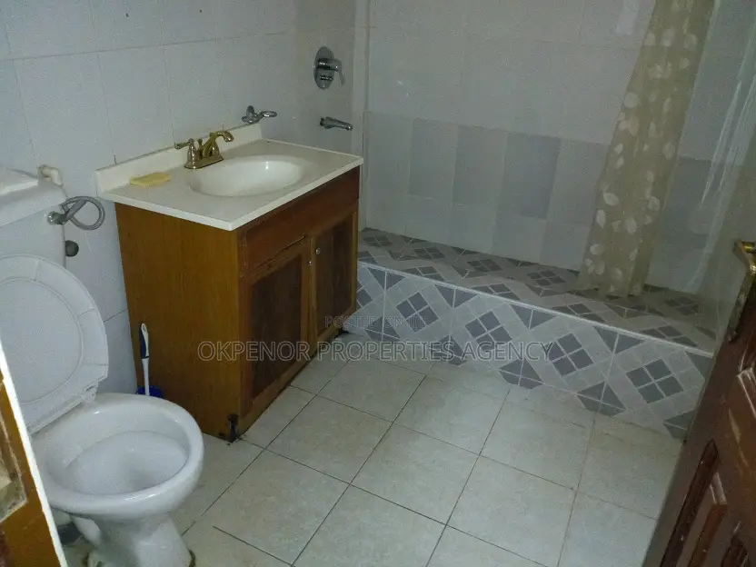 8bdrm House in East Legon, American House for sale