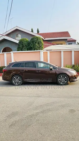 Toyota Avensis 2018 Brown