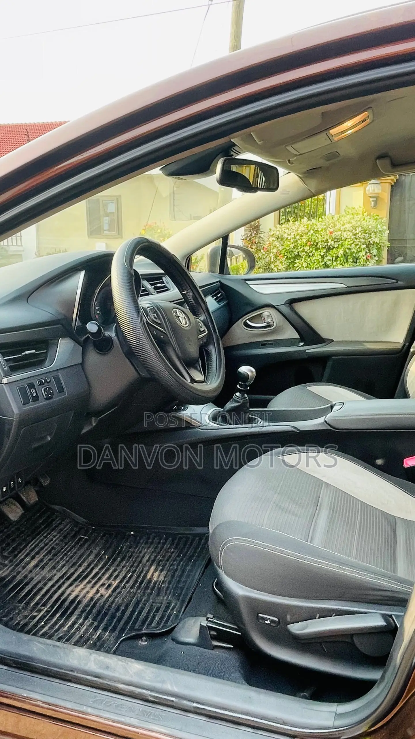 Toyota Avensis 2018 Brown