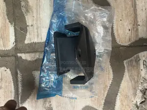 Mistubishi L200 Engine Seat