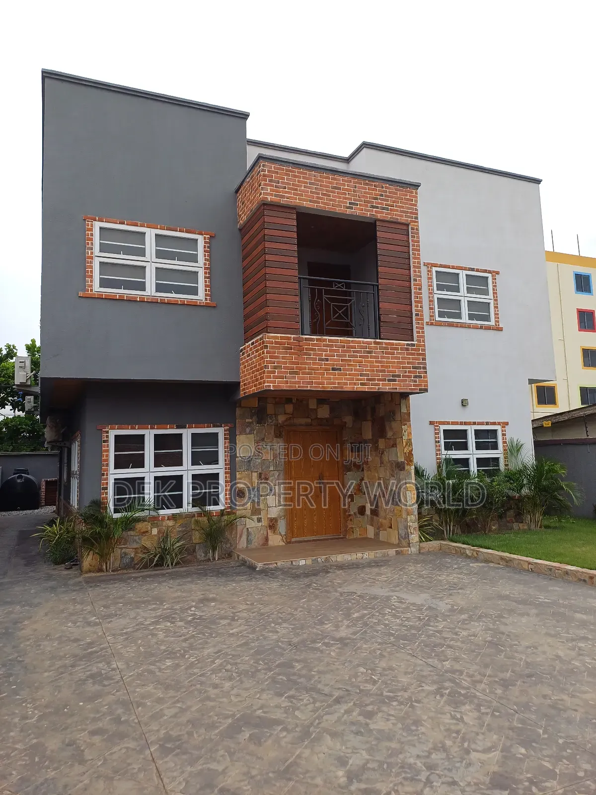 5bdrm Duplex in Adjiriganor for sale