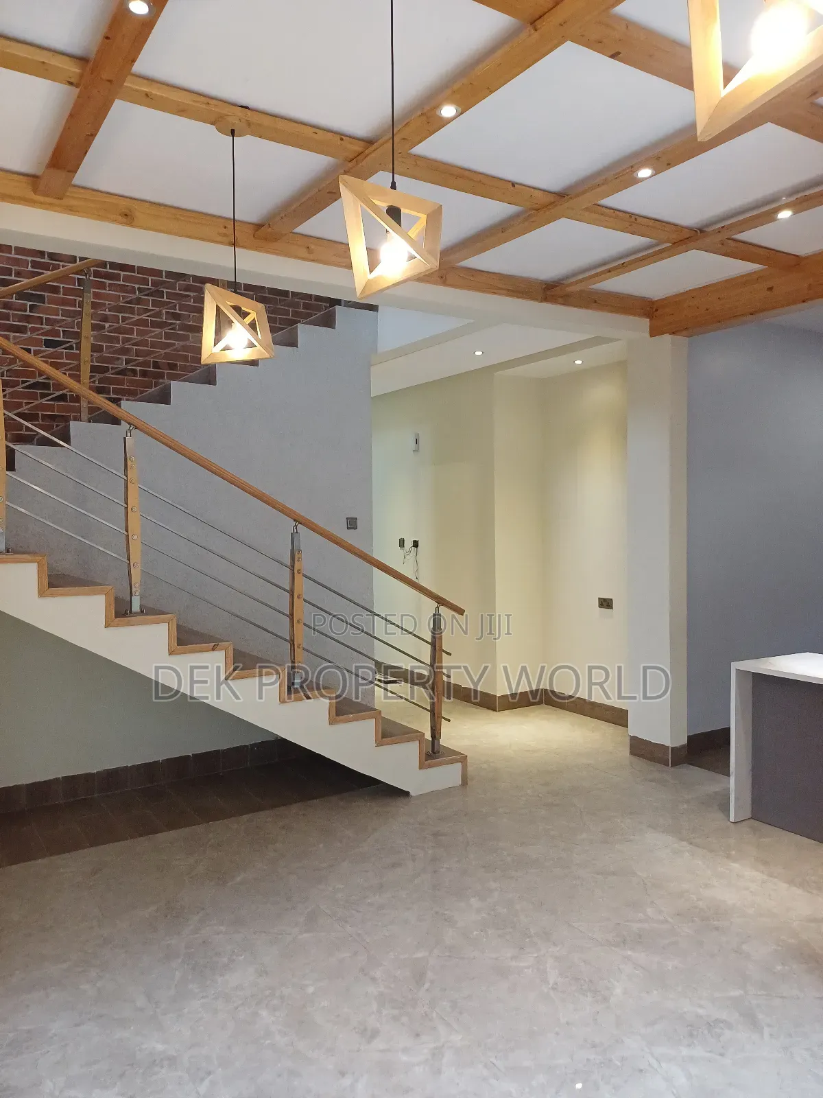 5bdrm Duplex in Adjiriganor for sale